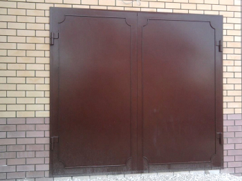 Усиленные коричневые гаражные ворота